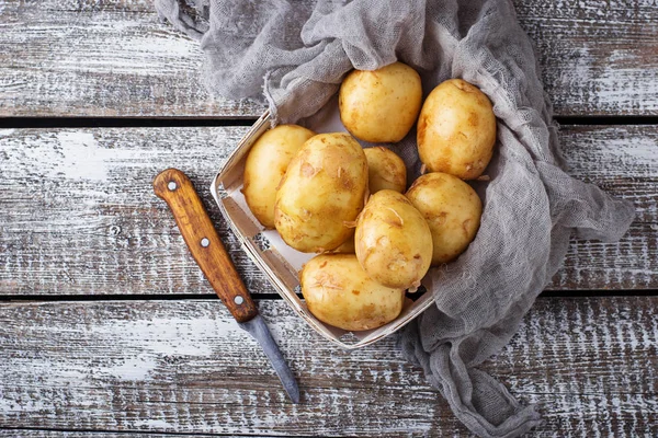 Surowego ziemniaka w koszyku — Zdjęcie stockowe