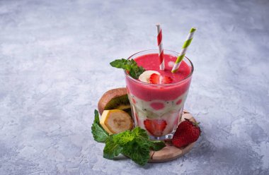 Çilek, muz ve kivi Smoothie 