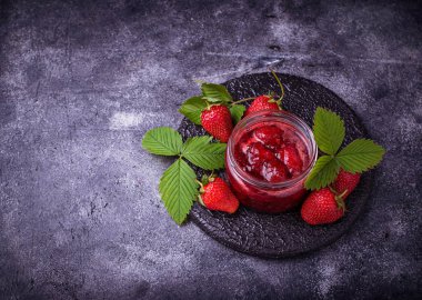 kavanoz içinde çilek reçeli