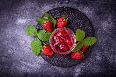 kavanoz içinde çilek reçeli