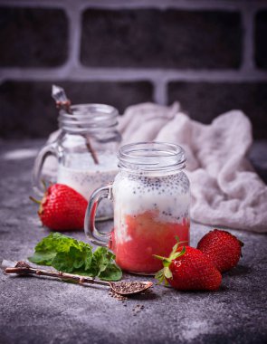 Tatlı çilek ve chia tohumu ile