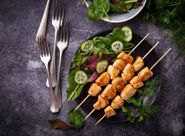 Tavuk şiş kebap yeşil salata ile
