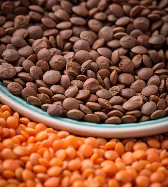 Cuencos con lentejas rojas y negras —  Fotos de Stock