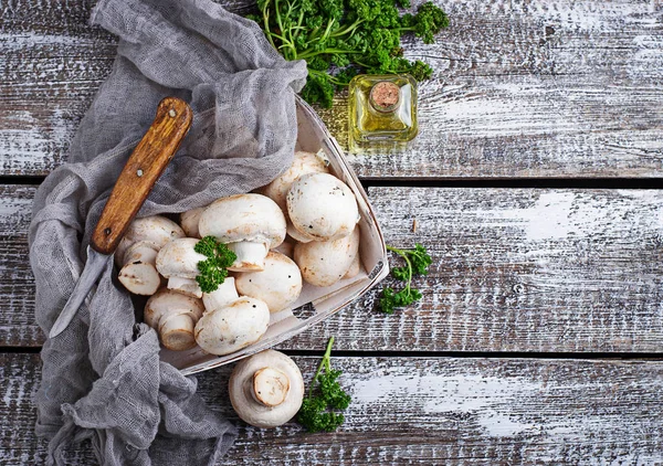 Champiñón fresco crudo en cesta — Foto de Stock