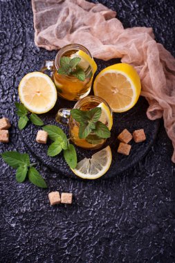 Limonlu ve naneli buzlu çay.. 