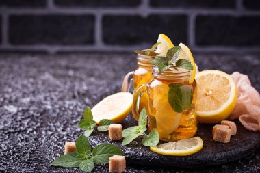 Limonlu ve naneli buzlu çay.. 