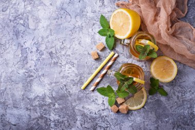 Limonlu ve naneli buzlu çay.. 