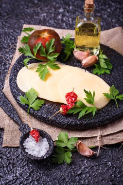 Dökme demir tahta üzerinde peynir dilimleri