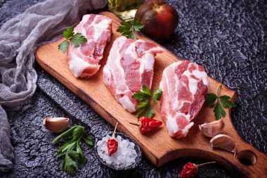 Çiğ domuz eti ve yemek pişirmek için malzemeler