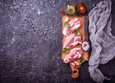 Çiğ domuz eti ve yemek pişirmek için malzemeler