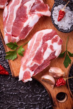 Çiğ domuz eti ve yemek pişirmek için malzemeler