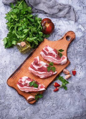 Çiğ domuz eti ve yemek pişirmek için malzemeler