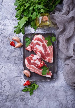 Çiğ domuz eti ve yemek pişirmek için malzemeler