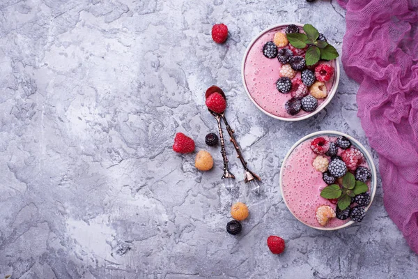 Чаша смузи с замороженной ягодой — стоковое фото