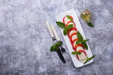 Mozzarella peyniri, domates ve fesleğen ile İtalyan caprese salatası