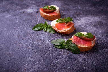Crostini somon, mozarella, domates ve fesleğen ile