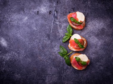 Crostini somon, mozarella, domates ve fesleğen ile