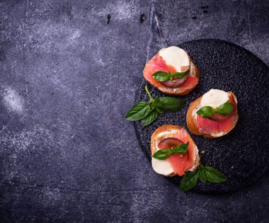 Crostini somon, mozarella, domates ve fesleğen ile
