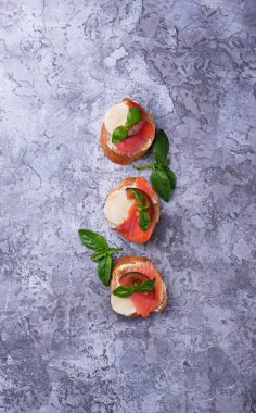 Crostini somon, mozarella, domates ve fesleğen ile