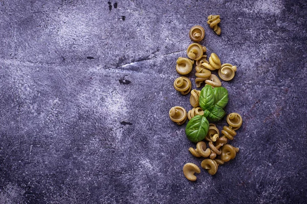 Green pasta with basil — Stock Photo, Image