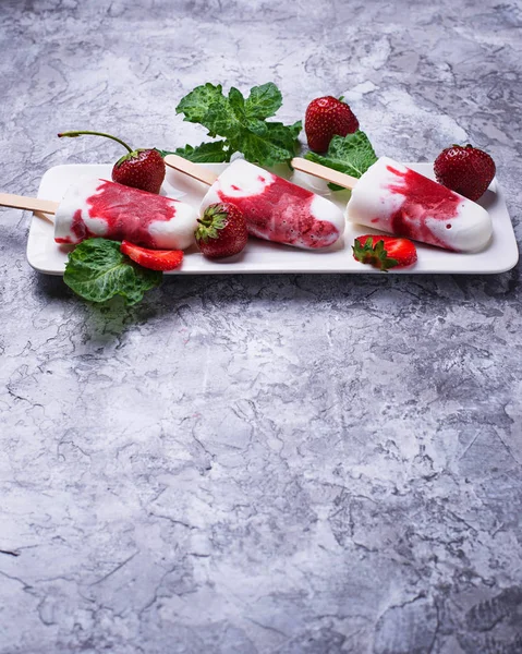 Клубничное ванильное фруктовое мороженое — стоковое фото