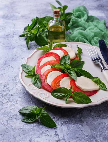 Italienska Capresesallad med mozzarella, tomater och basilika — Stockfoto