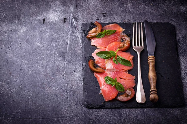 Somon carpaccio fesleğen ve domates ile