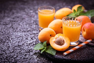 Kayısı suyu. Taze yaz içeceği