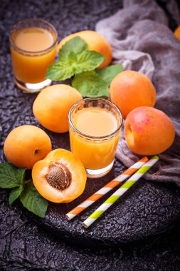 Kayısı suyu. Taze yaz içeceği