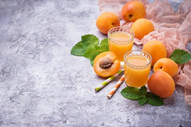 Kayısı suyu. Taze yaz içeceği