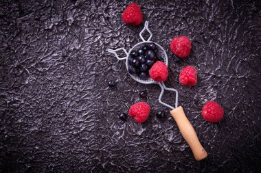 taze yaban mersini ve ahududu