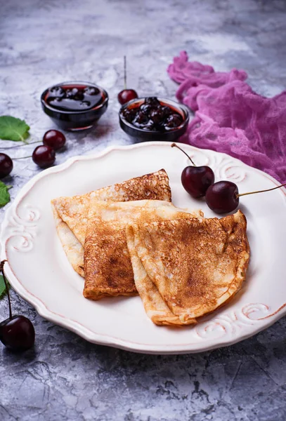 Pfannkuchen mit Kirschmarmelade und Beeren — Stockfoto