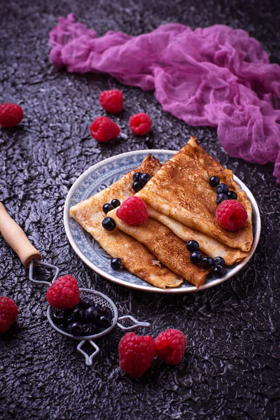 Pfannkuchen mit Blaubeeren und Himbeeren — Stockfoto