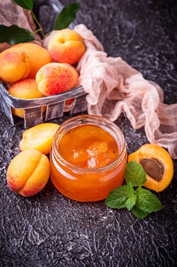 유리 용기에 살구 잼