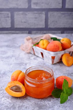 유리 용기에 살구 잼