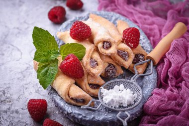 Ahududu reçeli ile ev yapımı kurabiye simit