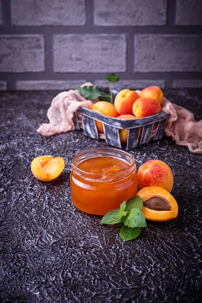 유리 용기에 살구 잼