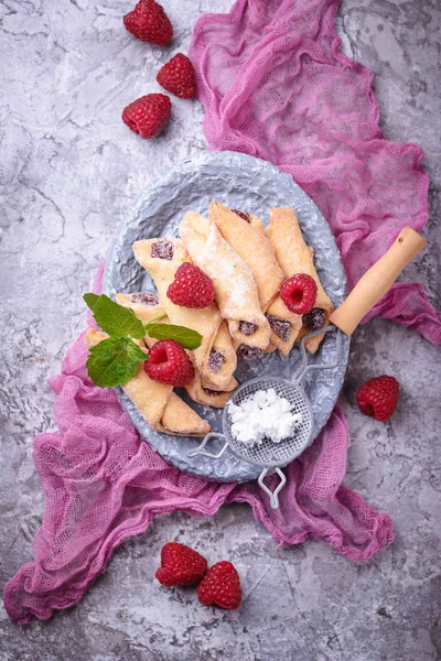 Homemade cookies bagels with raspberry jam — Stock Photo, Image