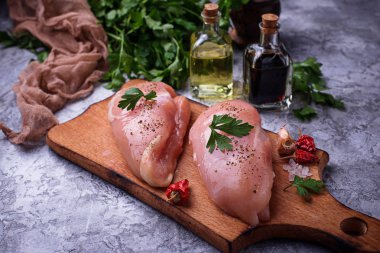 Çiğ tavuk göğsü veya fileto