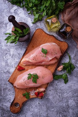 Çiğ tavuk göğsü veya fileto