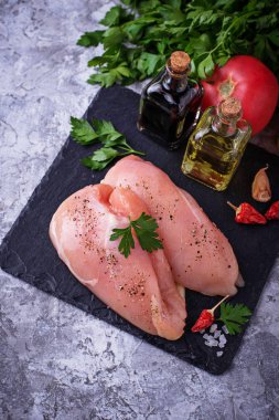 Çiğ tavuk göğsü veya fileto