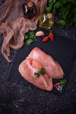 Çiğ tavuk göğsü veya fileto