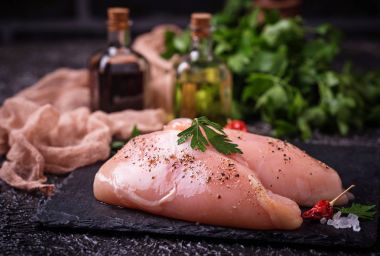 Çiğ tavuk göğsü veya fileto