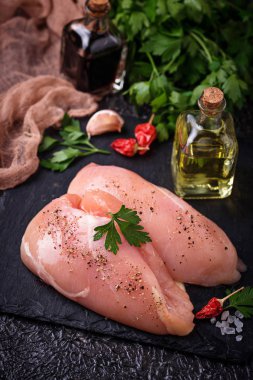 Çiğ tavuk göğsü veya fileto