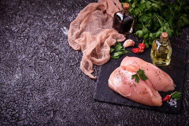 Çiğ tavuk göğsü veya fileto