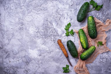 Beton zemin üzerine taze salatalık