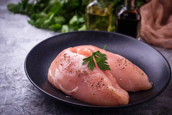 Çiğ tavuk göğsü veya fileto