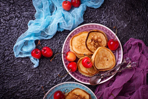 Pfannkuchen mit Kirsche — Stockfoto