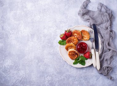 Çilek reçelli krep peynir