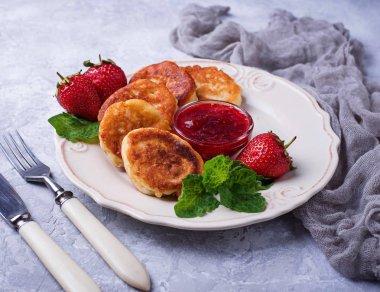 Çilek reçelli krep peynir